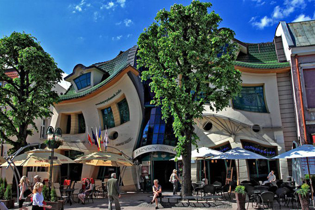 Crooked House 01