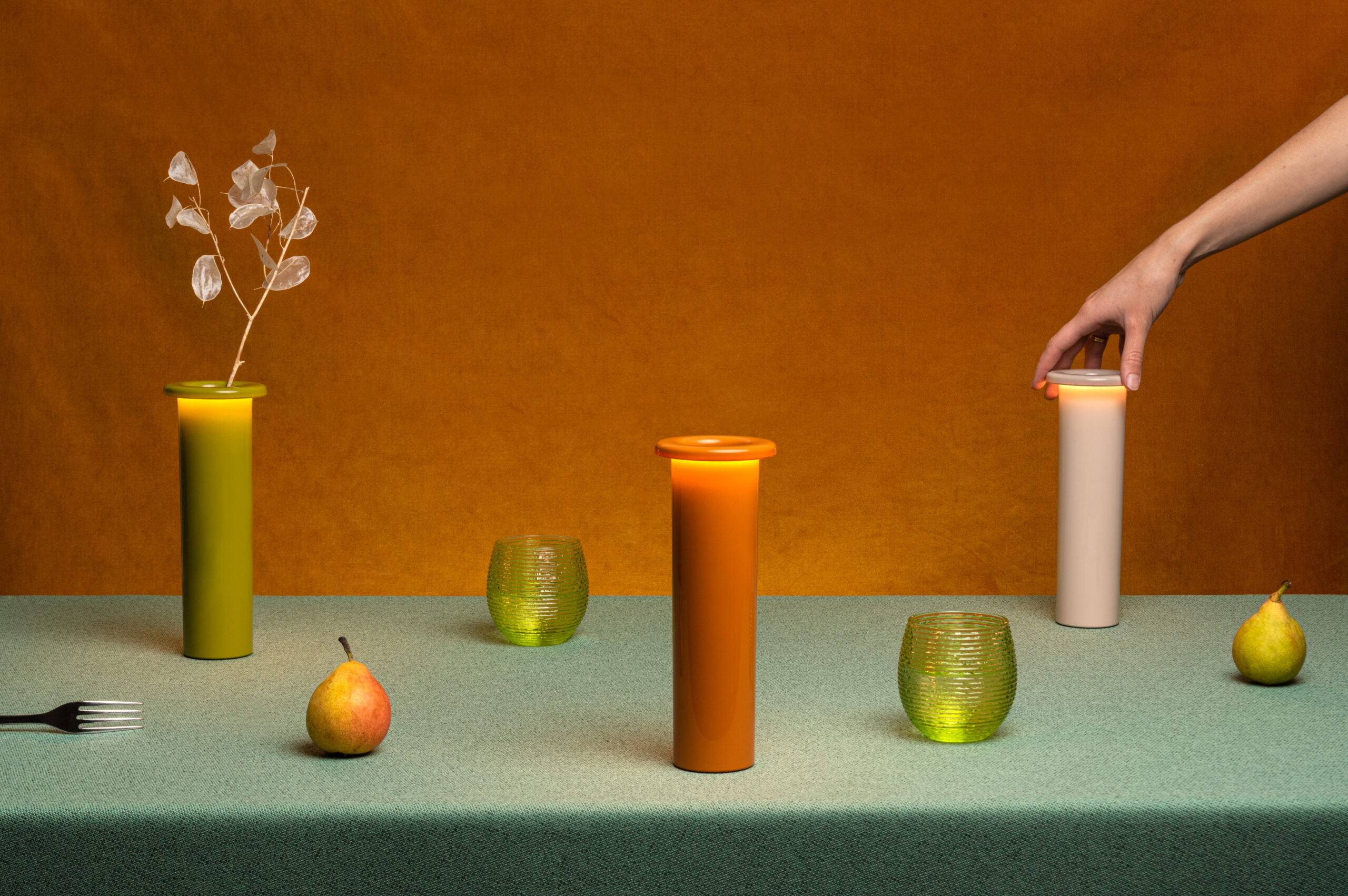 Magis_bouquet_vase-lamp_ambient_group_LI100_green_caramel_white_01_hr