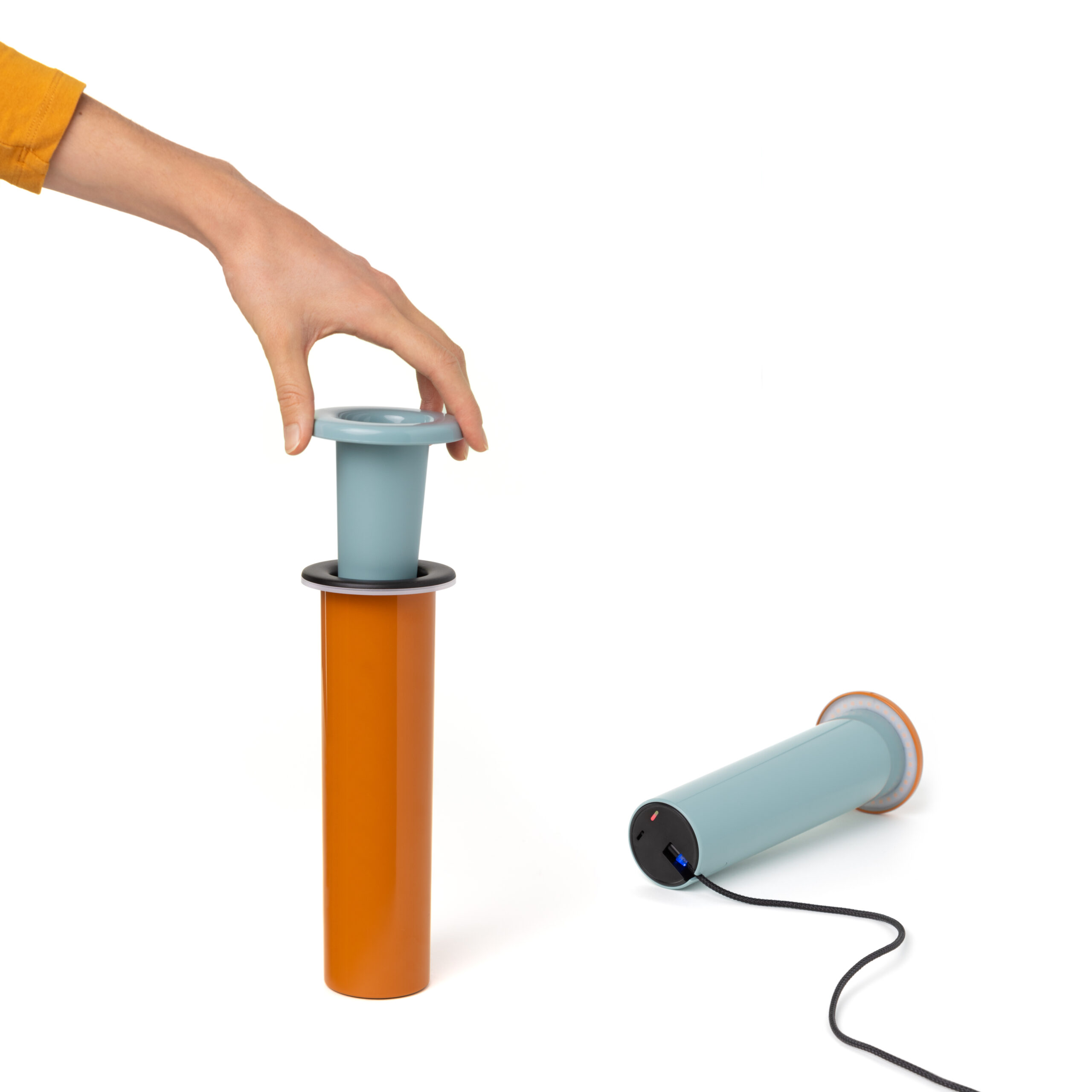 Magis_bouquet_vase-lamp_product_usability_LI100_LI102_caramel_light-blue_02_hr