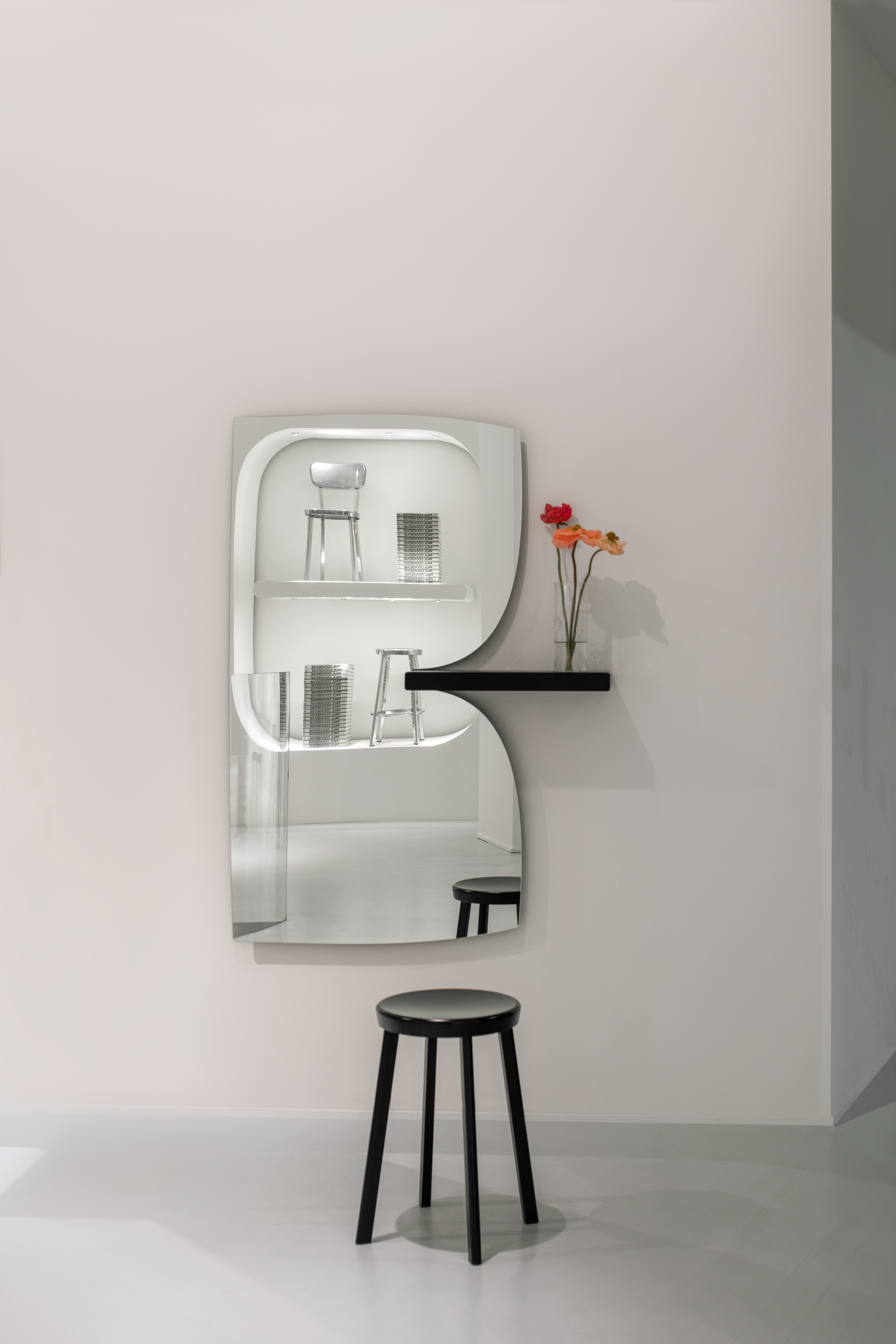 Magis_ShowroomMilano_MDW2025_morphed_mirror_ph_ValentinaCasalini_03_hr