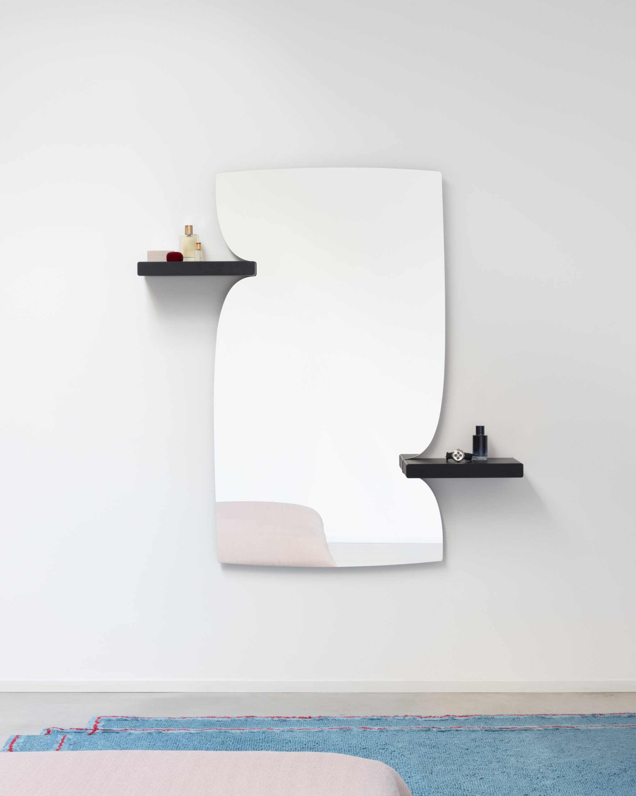 Magis_morphed_mirror_ambient_AC580_black_01_hr