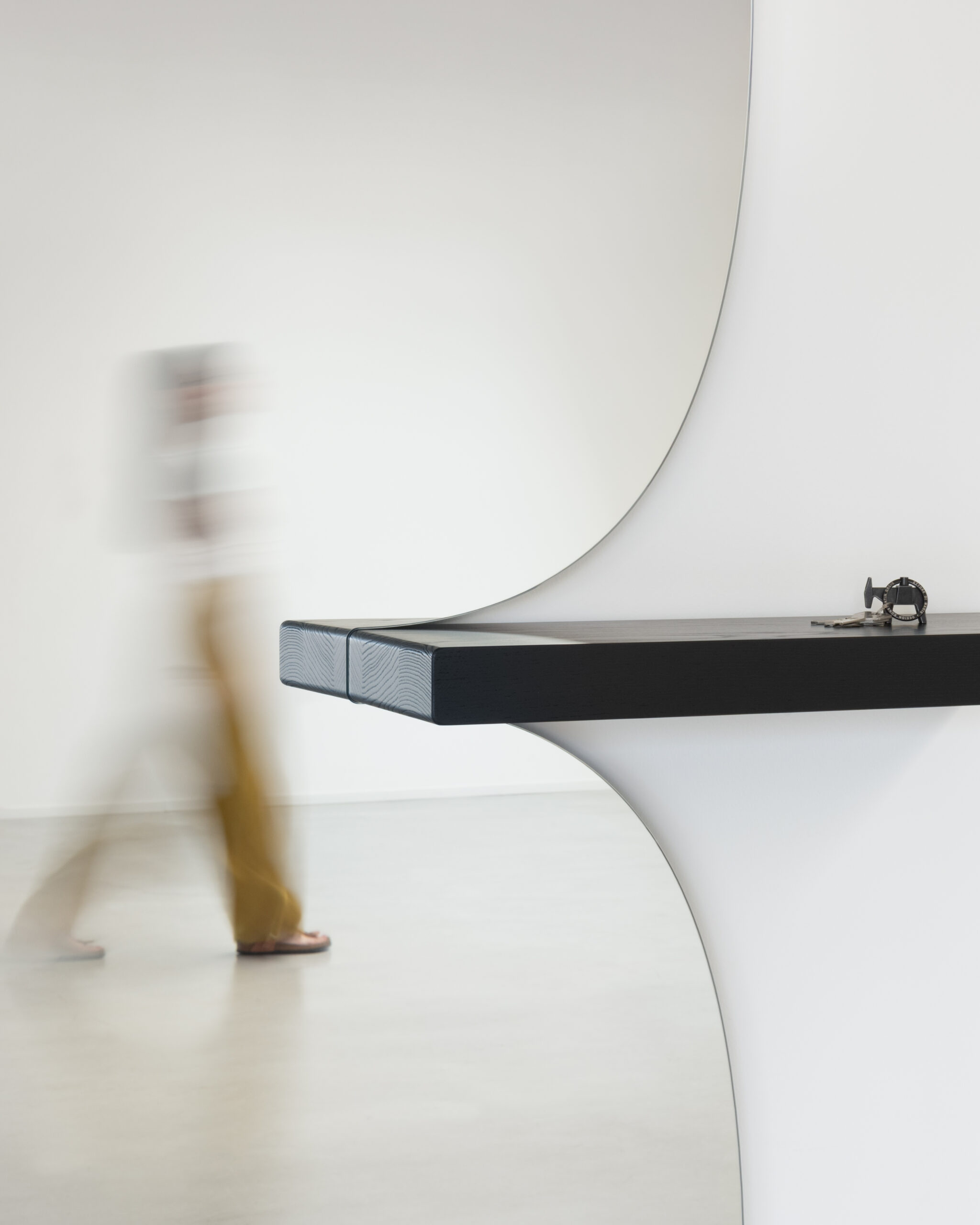 Magis_morphed_mirror_ambient_detail_AC585_black_02_hr