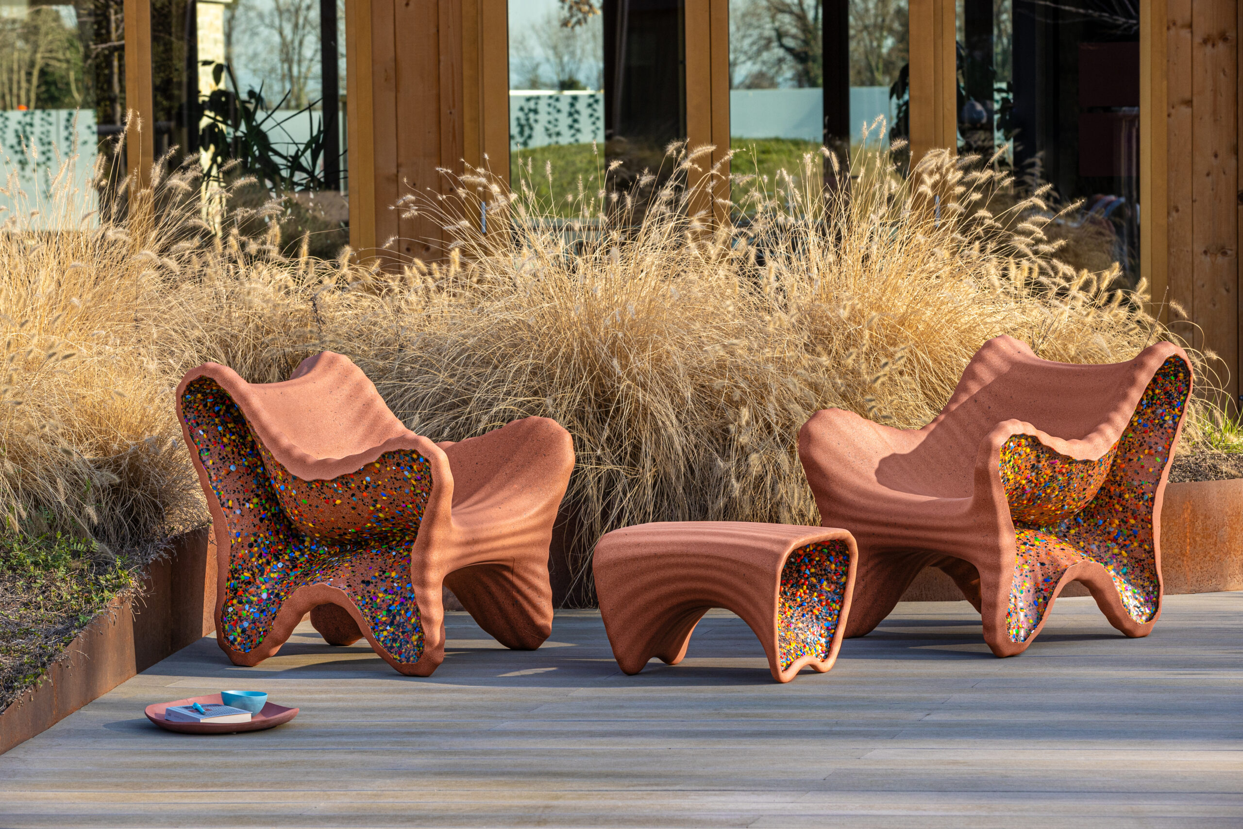 Magis_In-Side_armchair_low_table_ambient_group_SD3070_TV2870_terracotta_01_hr