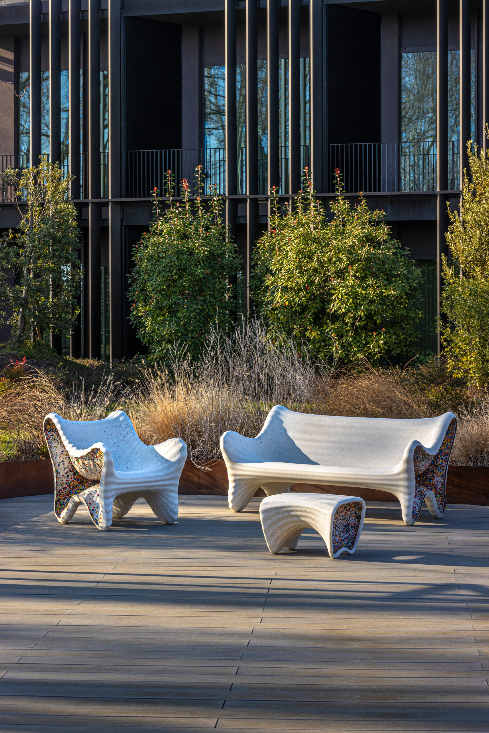 Magis_In-Side_armchair_sofa_low_table_ambient_group_SD3070_SD3074_TV2870_white_01_hr